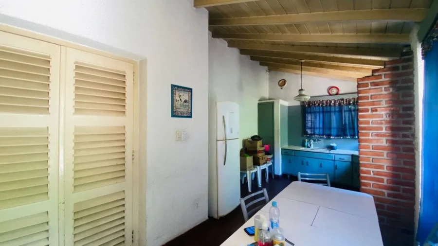 CASA DE 4 AMBIENTES CON PARQUE Y COCHERA - Image 6
