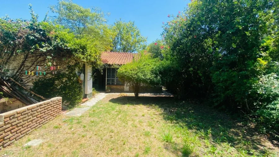 CASA DE 4 AMBIENTES CON PARQUE Y COCHERA - Image 9