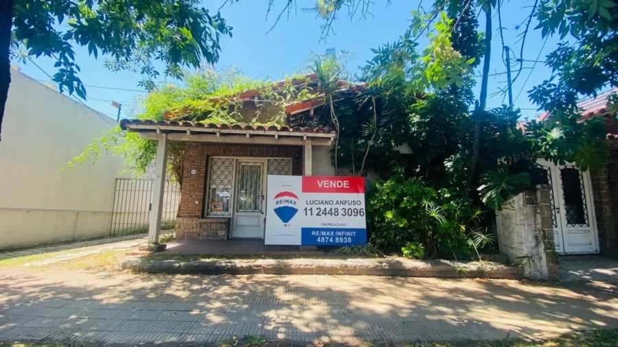 CASA DE 4 AMBIENTES CON PARQUE Y COCHERA