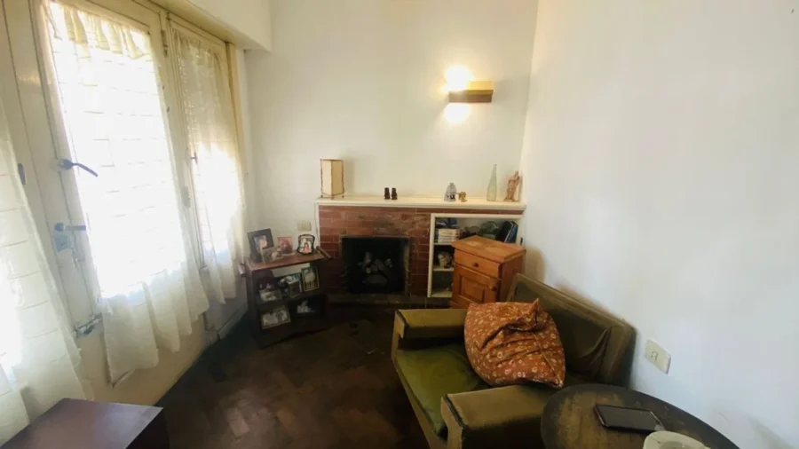 CASA DE 4 AMBIENTES CON PARQUE Y COCHERA - Image 3