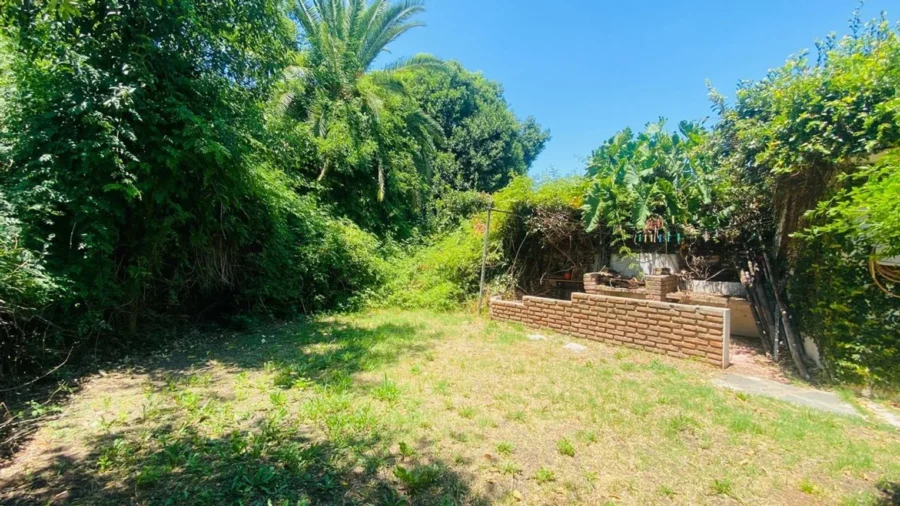 CASA DE 4 AMBIENTES CON PARQUE Y COCHERA - Image 8